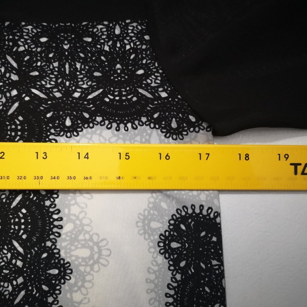 Alfani Petite Ladies Size Medium Petite Black & Ivory Patterned Tunic Length Top - Picture 8 of 10